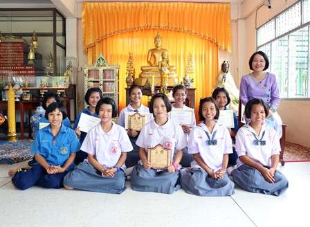 buddhist girls learn transcendental meditation thailand